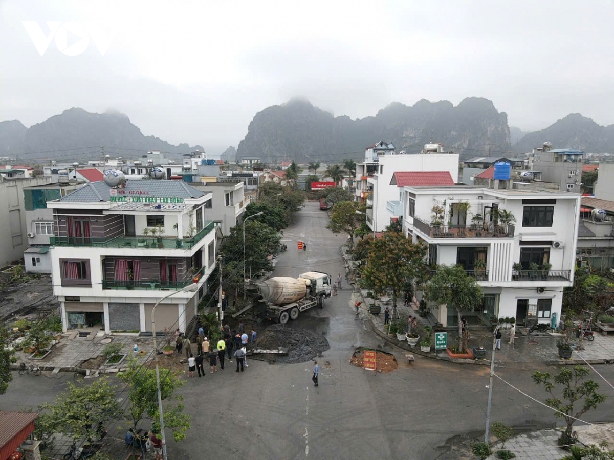 Người dân chủ động gia cố nhà cửa bị sụt lún tại phường Cẩm Sơn (Quảng Ninh)